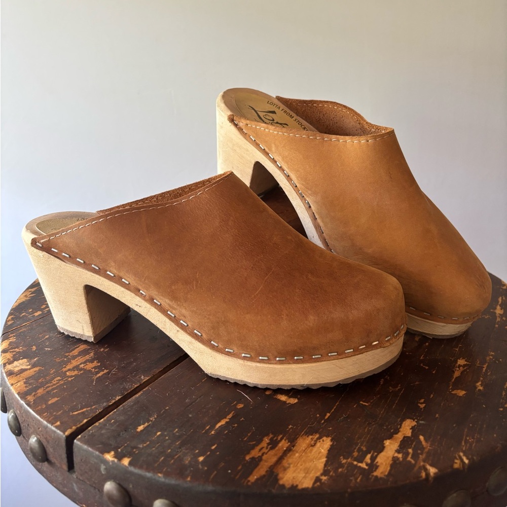 Lotta’s Swedish tan suede leather high heel clogs. Excellent condition. Eur 39.